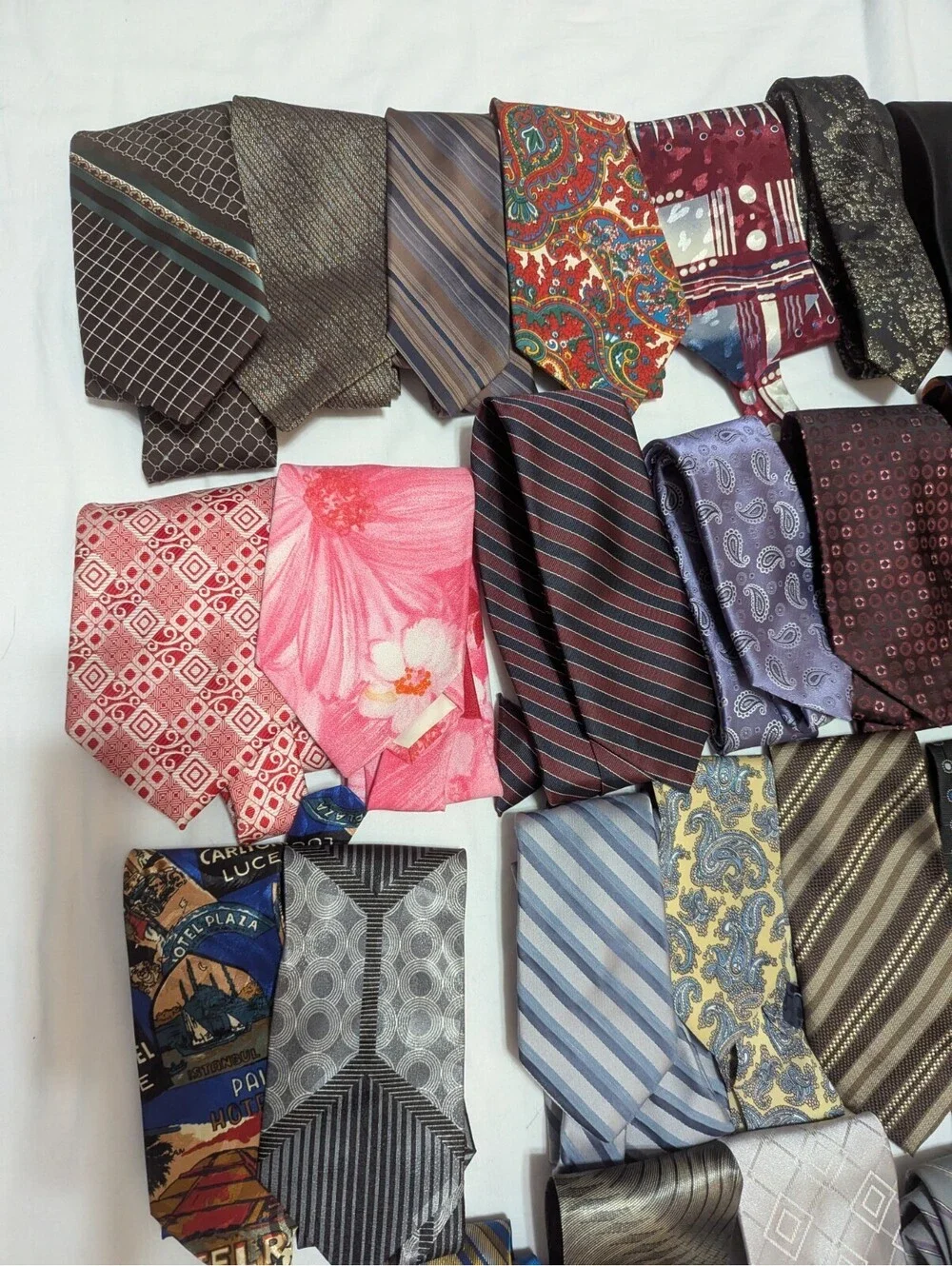Large Lot of 150 Mens Neckties Ties for Wear Or Crafts Various Brands Colors